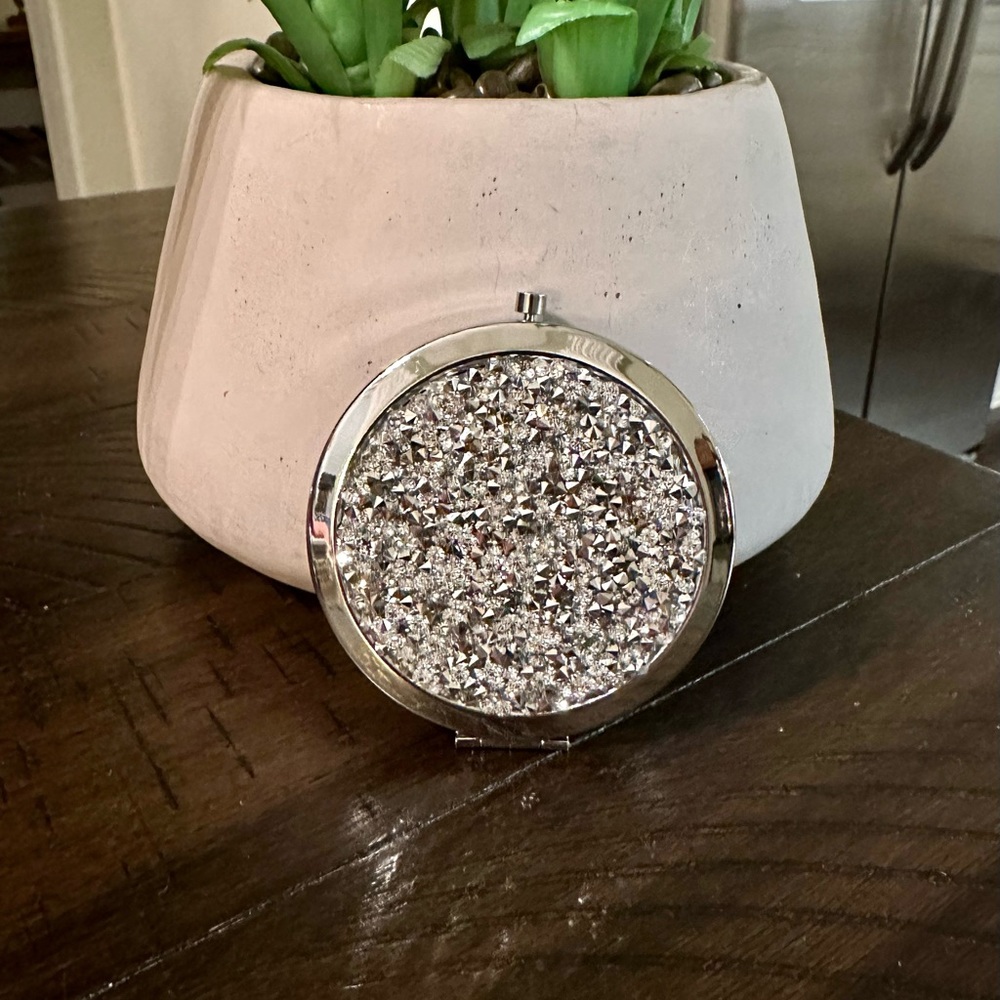 NEW!! Glam Compact Mirror - Picture 2 of 13